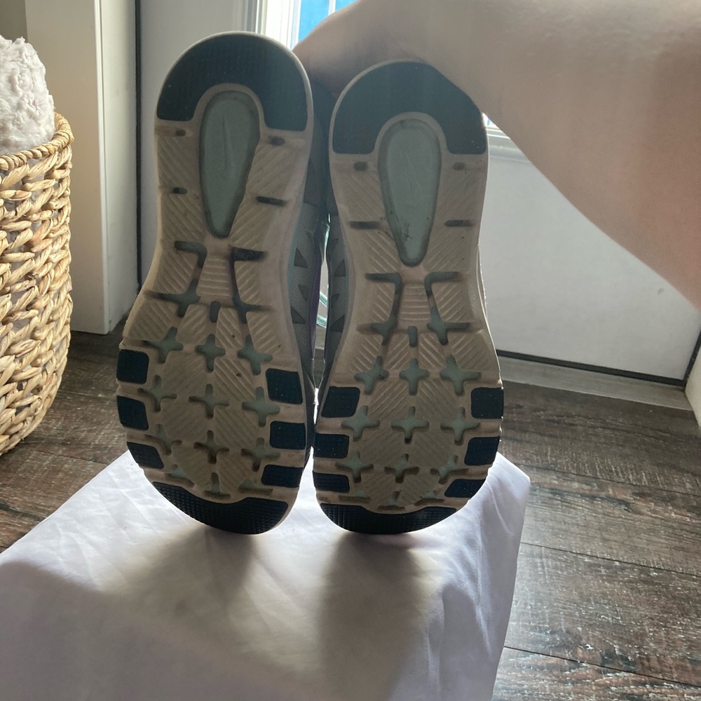 Nike Sneakers/Tennis Shoes. size 10 / Grey/Green/Blue - Picture 4 of 4